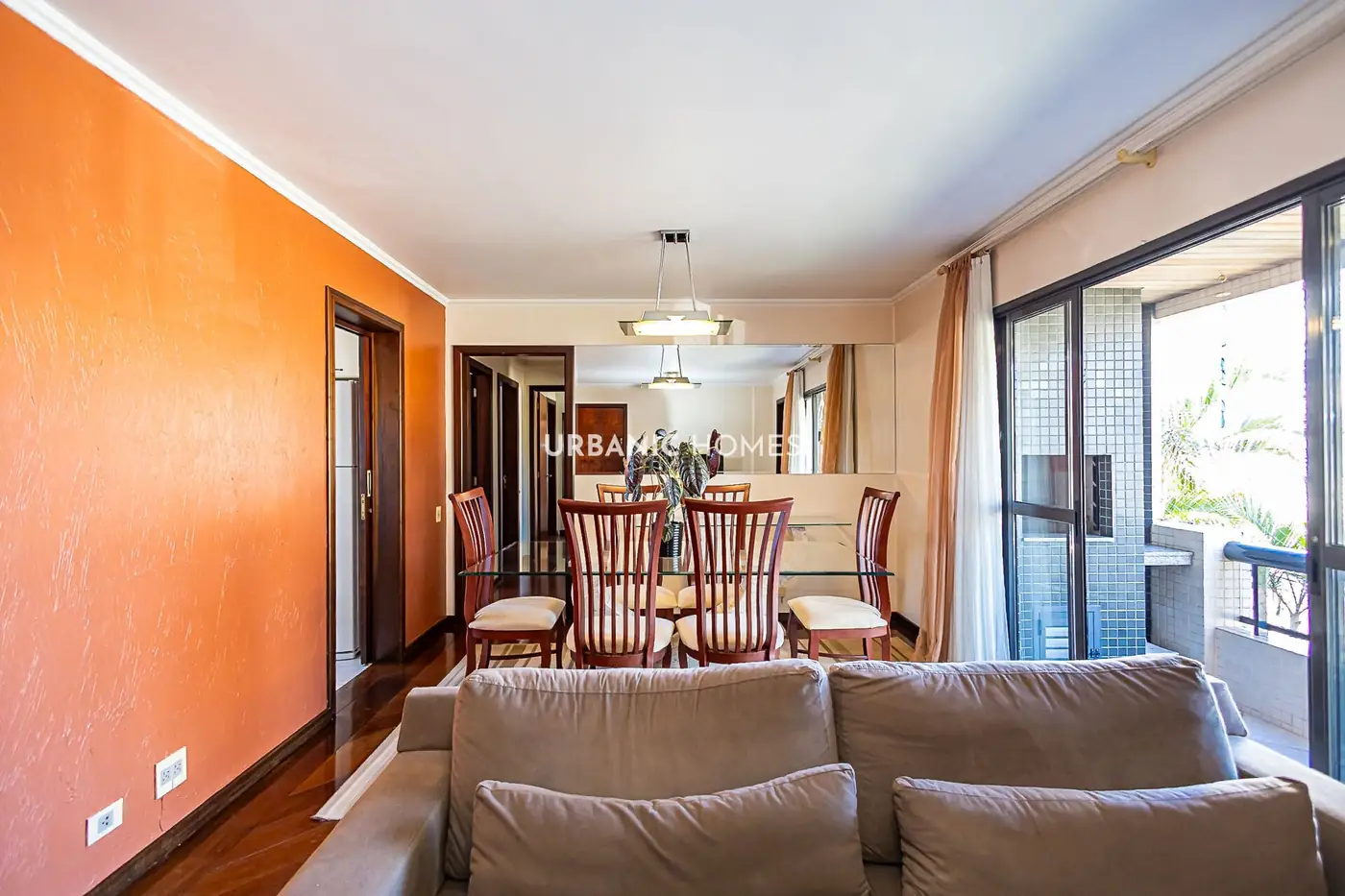 Sala e jantar integrados, com a parede laranja