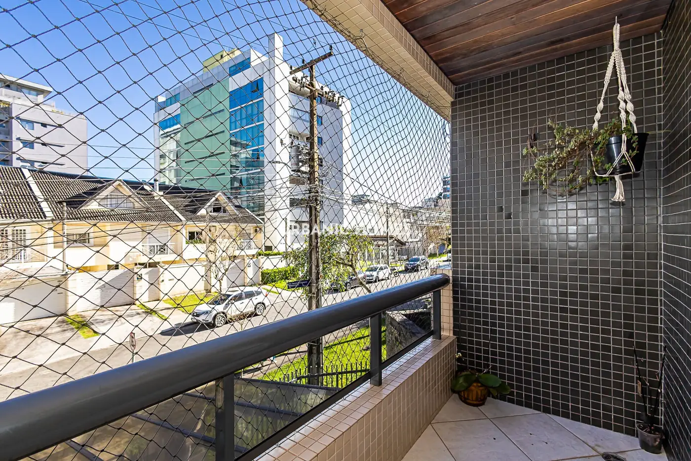 Sacada com tela e vista do bairro
