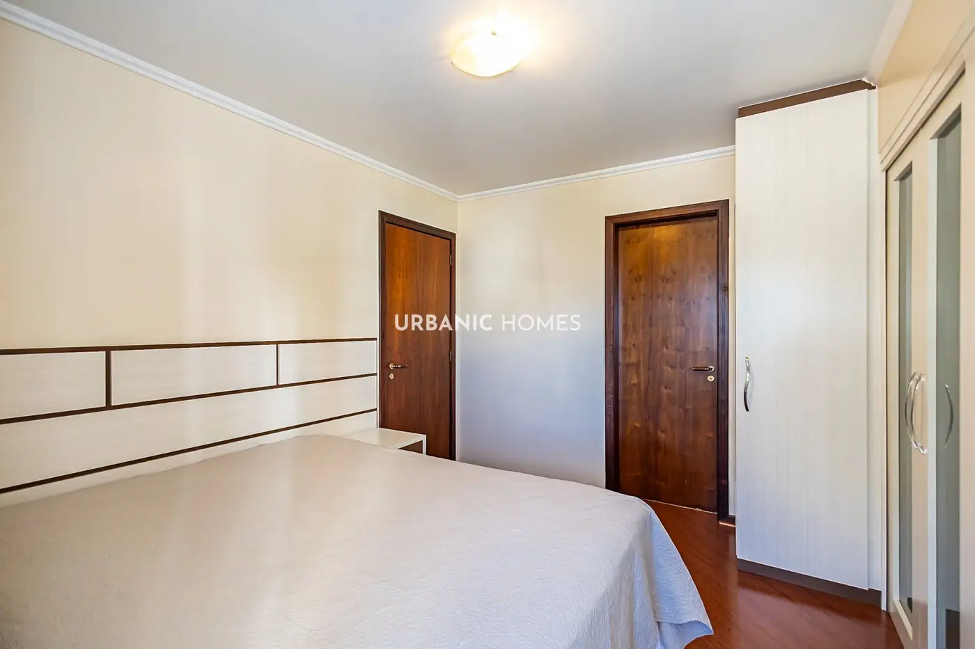 Quarto com cabeceira planejada e guarda-roupa