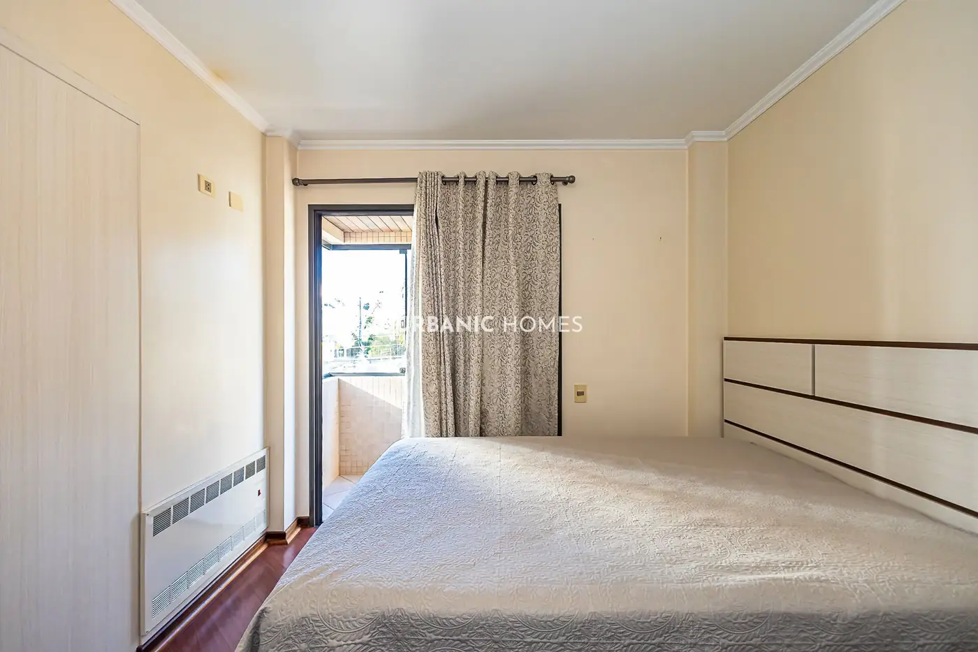 Quarto com janela e cabeceira planejada