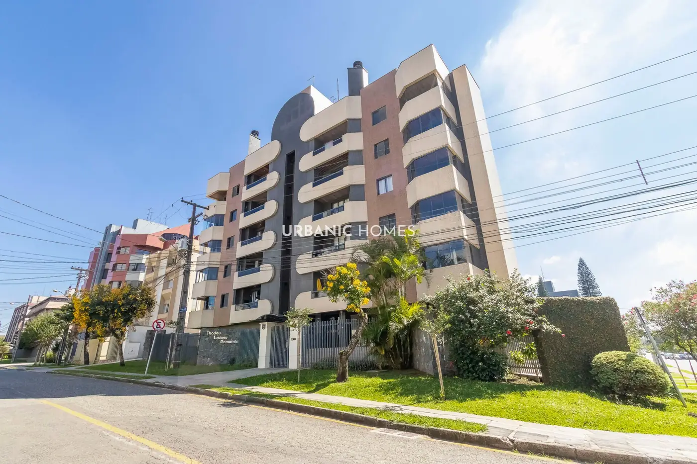 Fachada do edificio com o jardim frontal