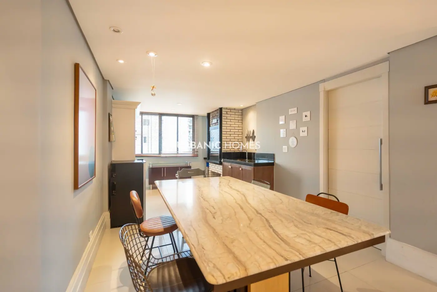 Sala de jantar com mesa de madeira