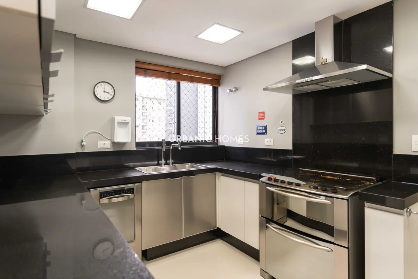 Cozinha ampla com bancadas e armários