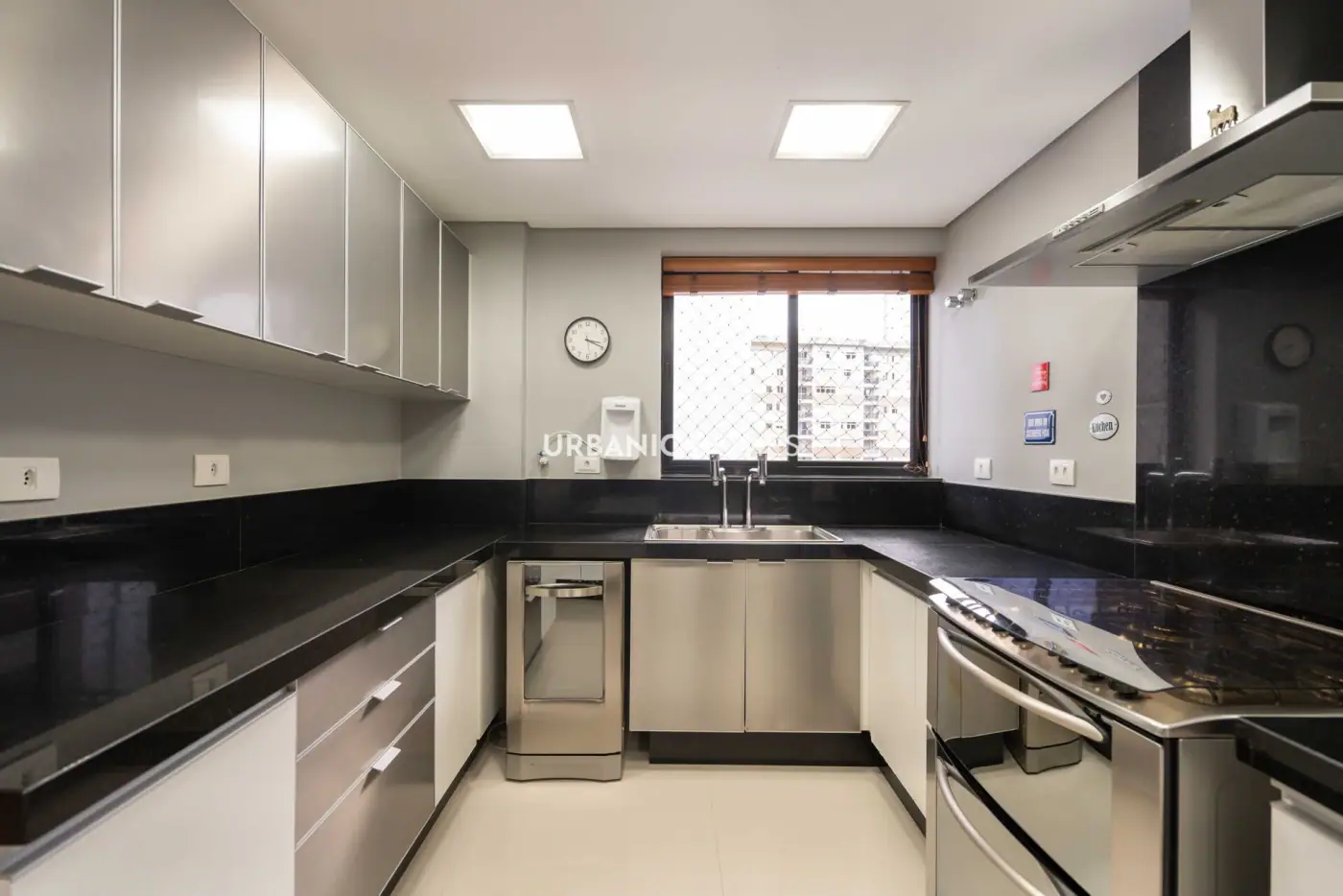 Cozinha em U com armários planejados