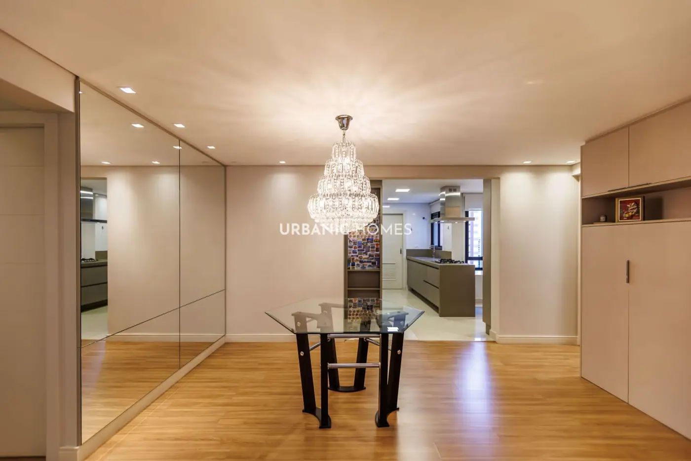 Sala de jantar com parede espelhada