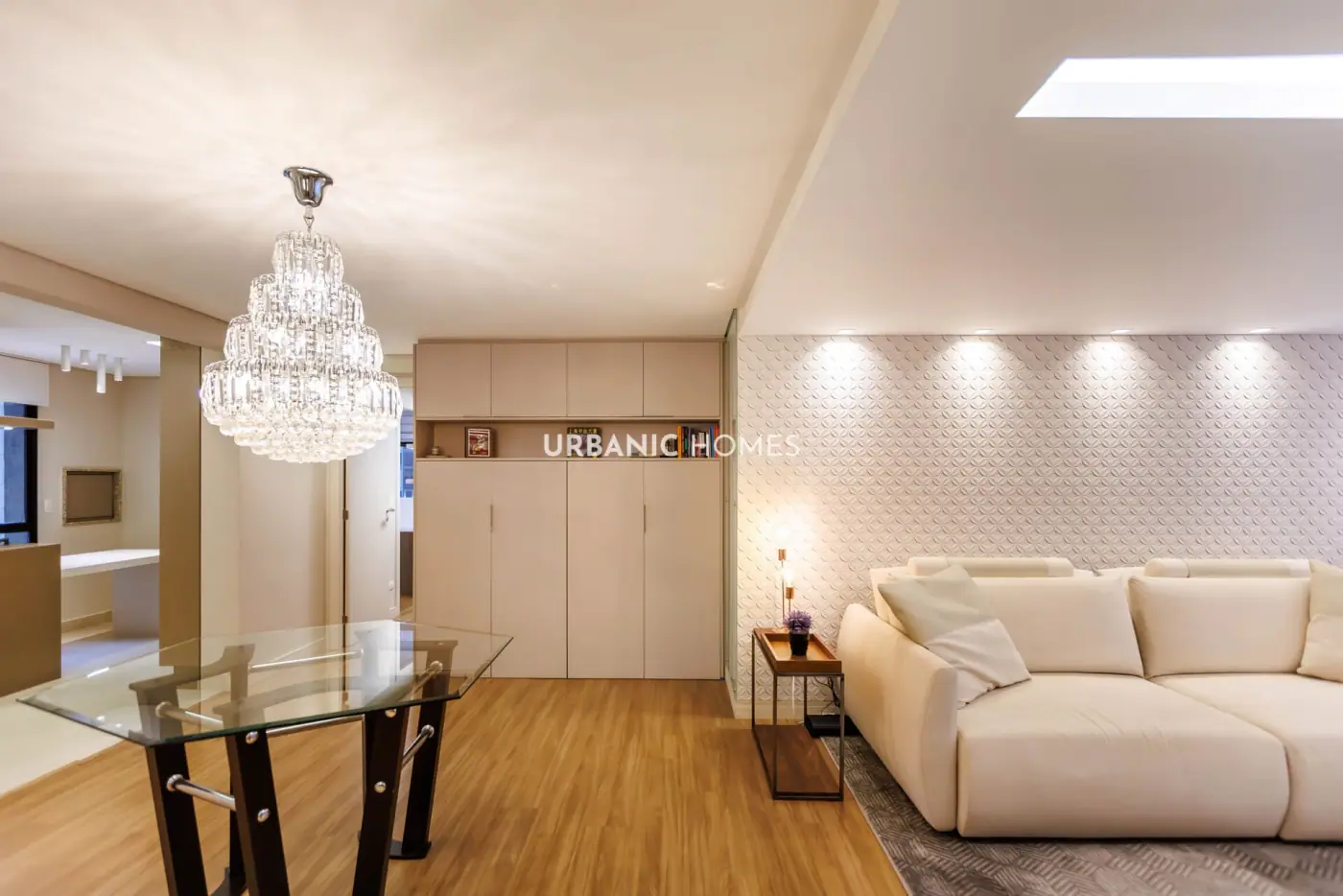 Sala de jantar com lustres de cristal