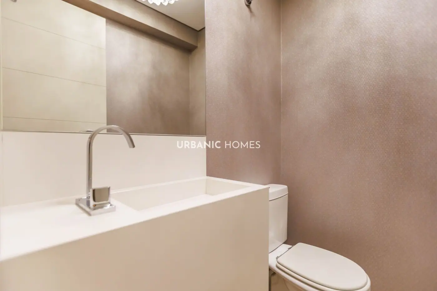 Lavabo com bancada e parede texturizada