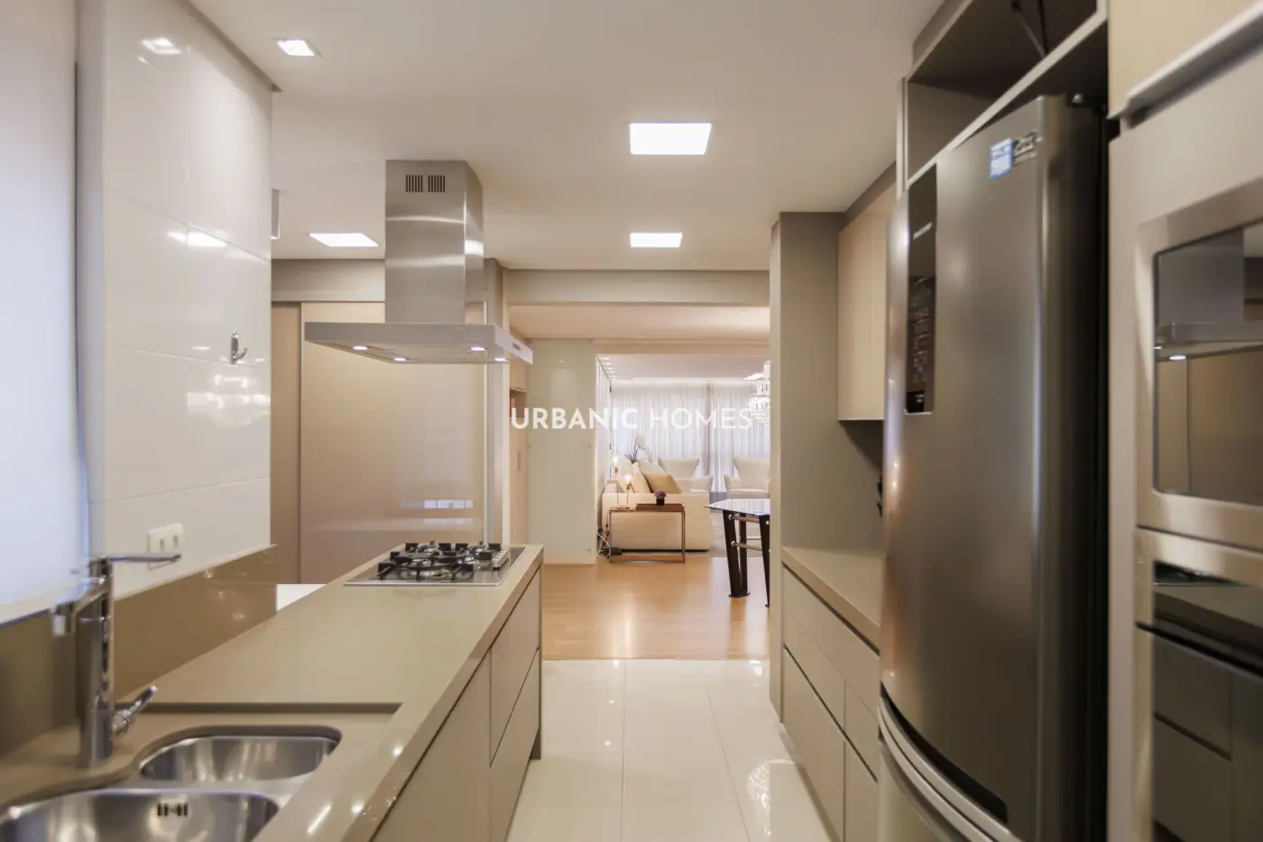 Cozinha aberta com ilha e cooktop