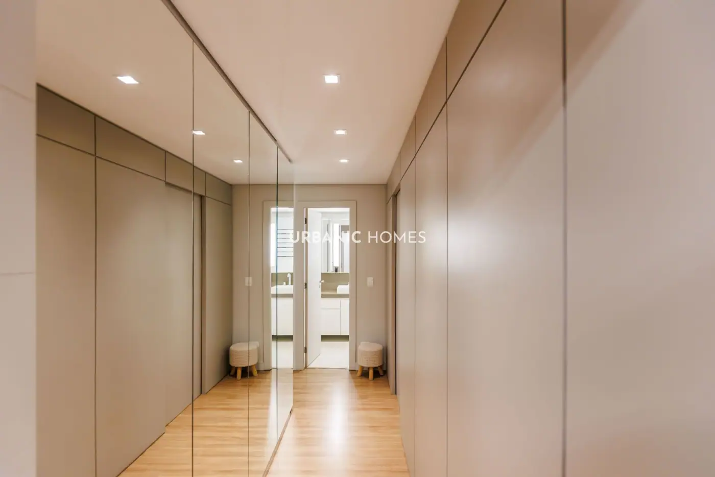 Closet com portas espelhadas