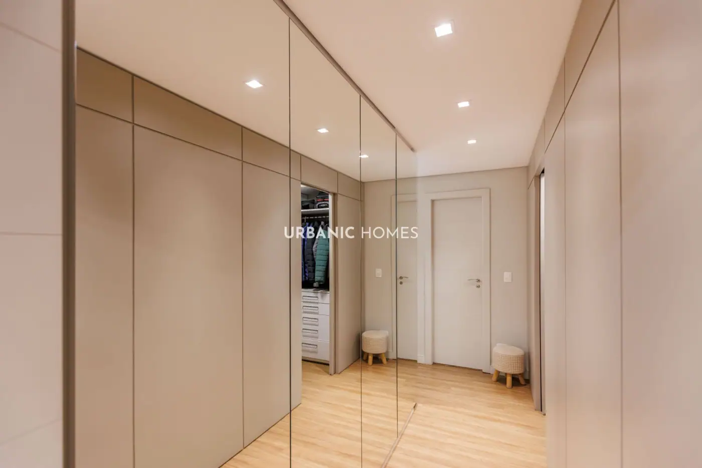 Closet da suíte com marcenaria planejada