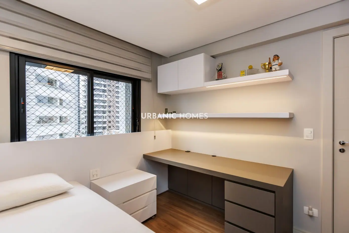 Quarto com bancada de estudos e vista