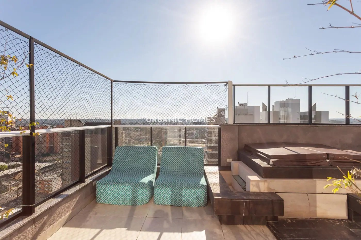 Espreguiçadeiras no deck com vista panorâmica