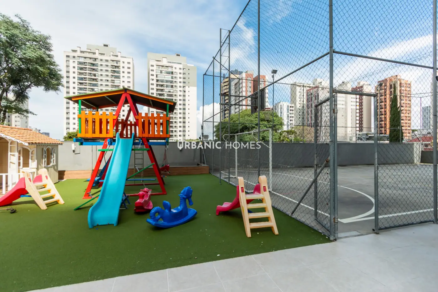 Playground com brinquedos e quadra ao lado