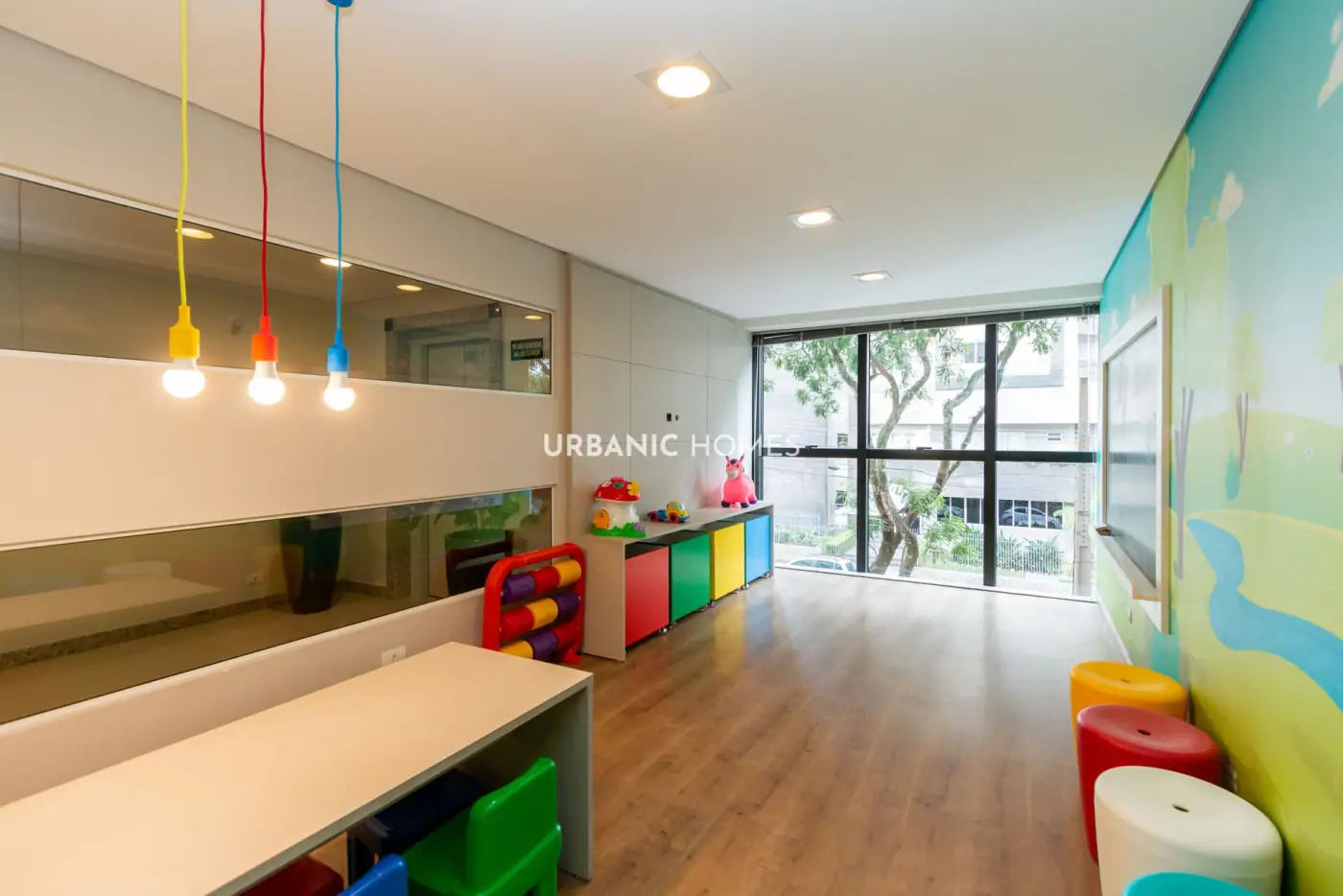 Brinquedoteca com bancada e luminárias coloridas