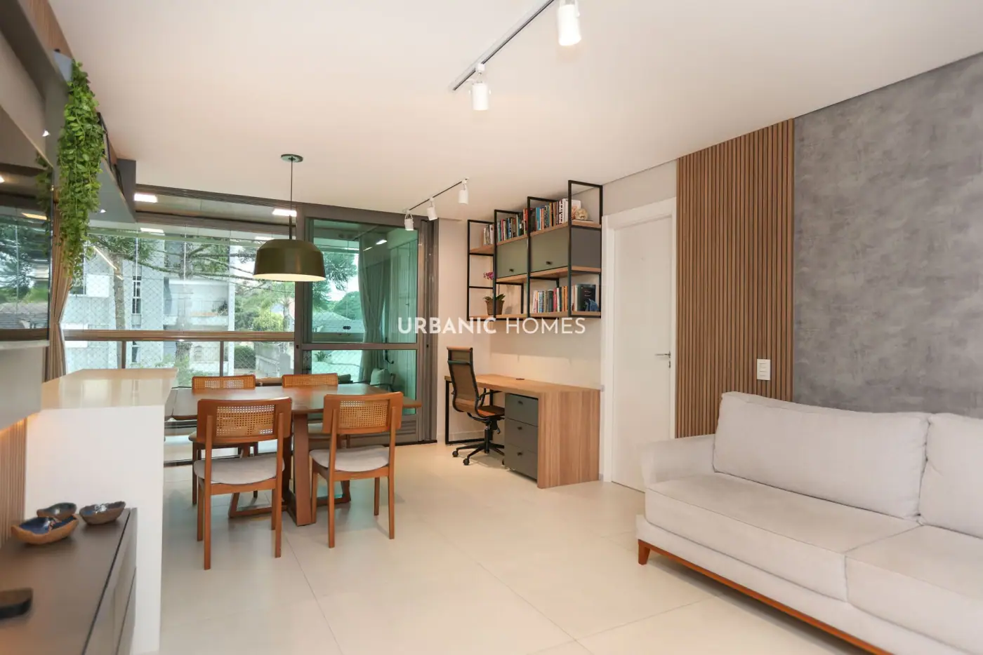 Sala de estar com jantar ao fundo