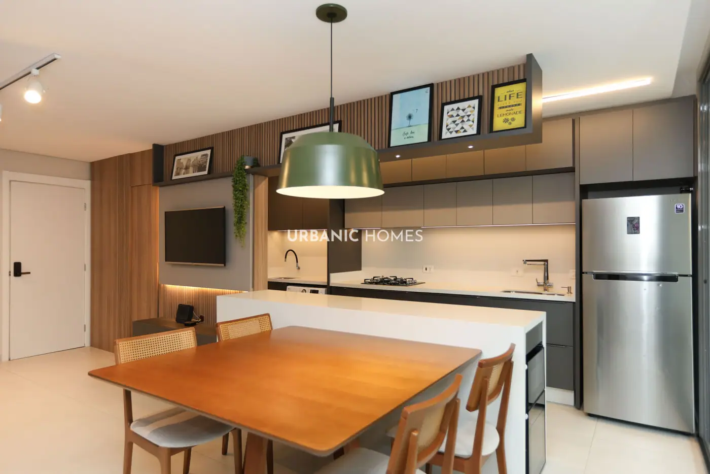 Jantar com painel de madeira ao fundo