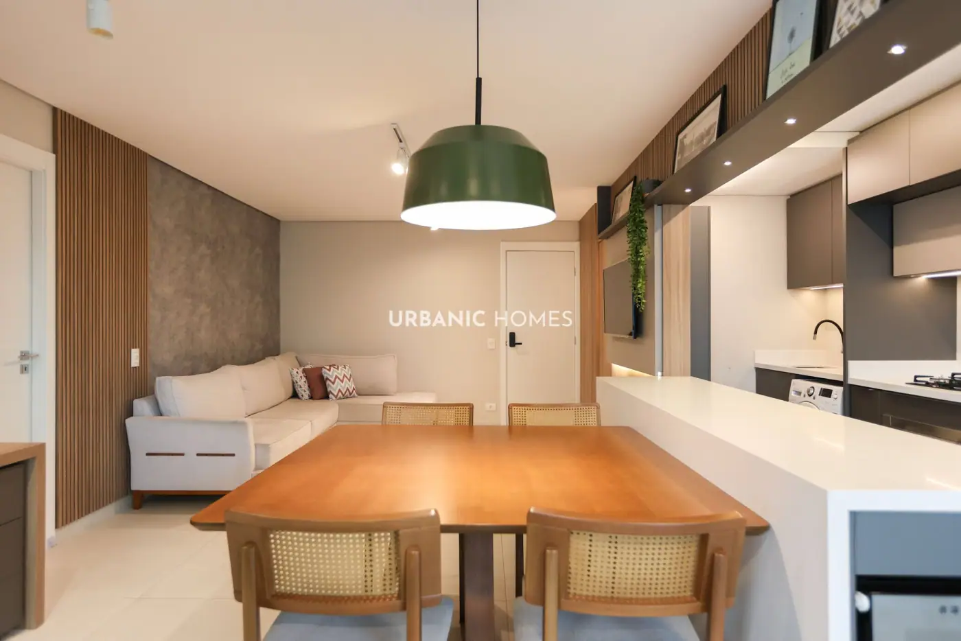 Mesa de jantar entre cozinha e living