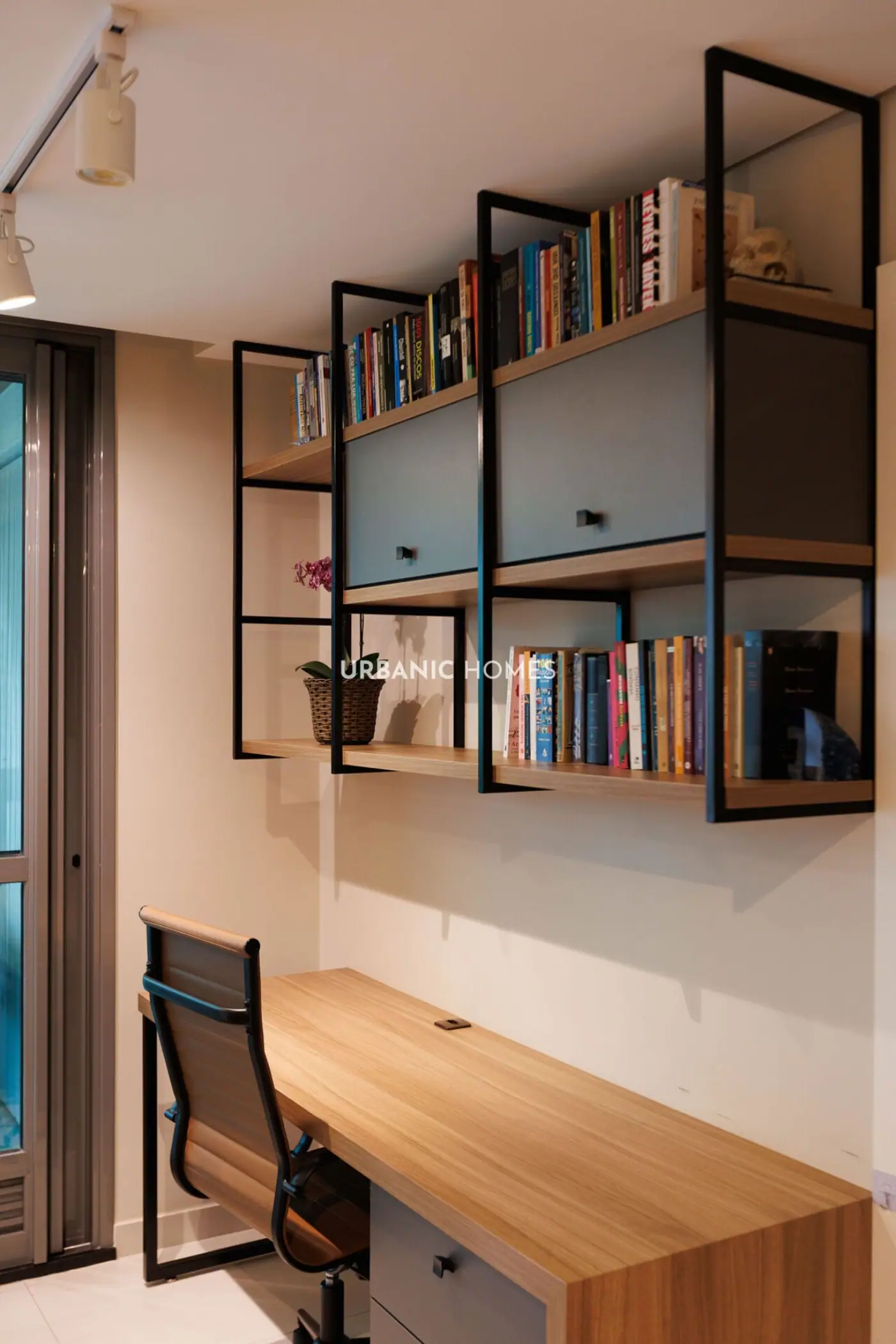 Home office com estante de livros