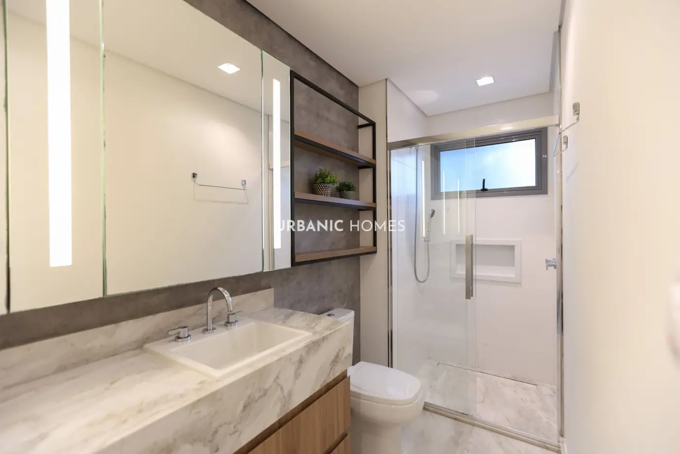 Banheiro da suíte com box de vidro