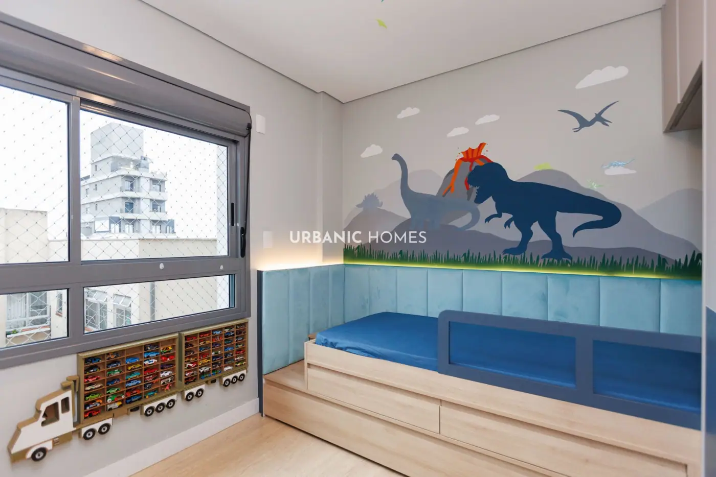 Quarto infantil com mural de dinossauros