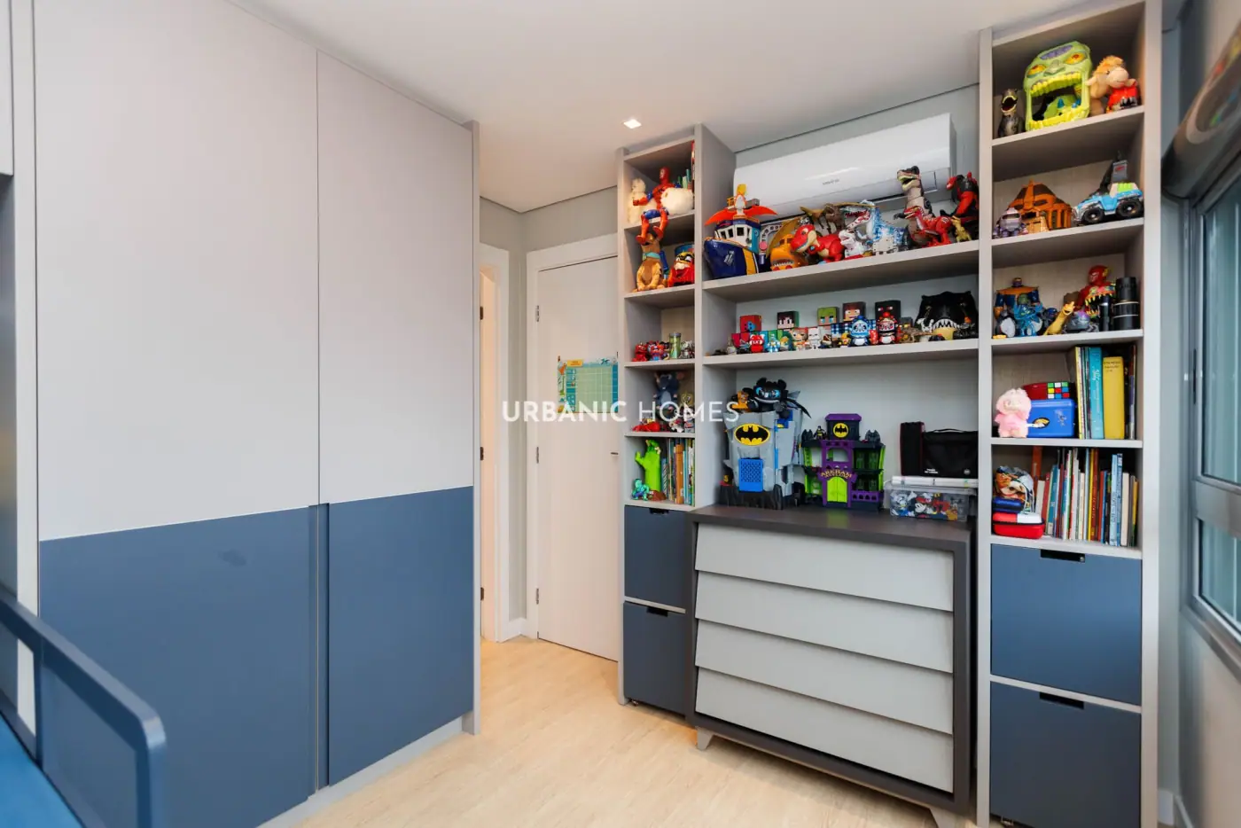 Prateleiras e gavetas do quarto infantil