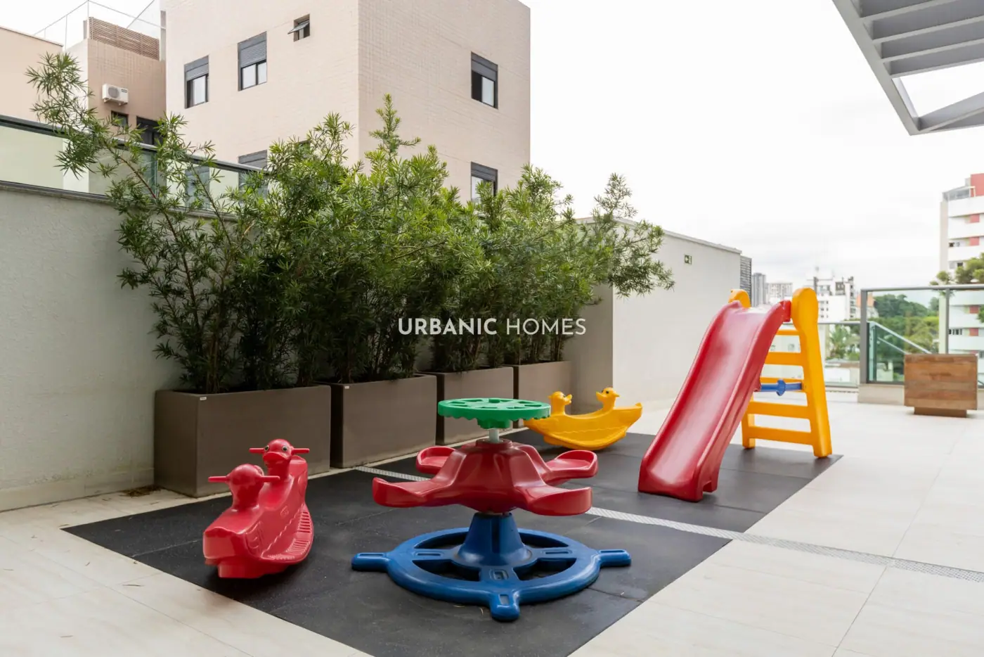 Playground ao ar livre com brinquedos